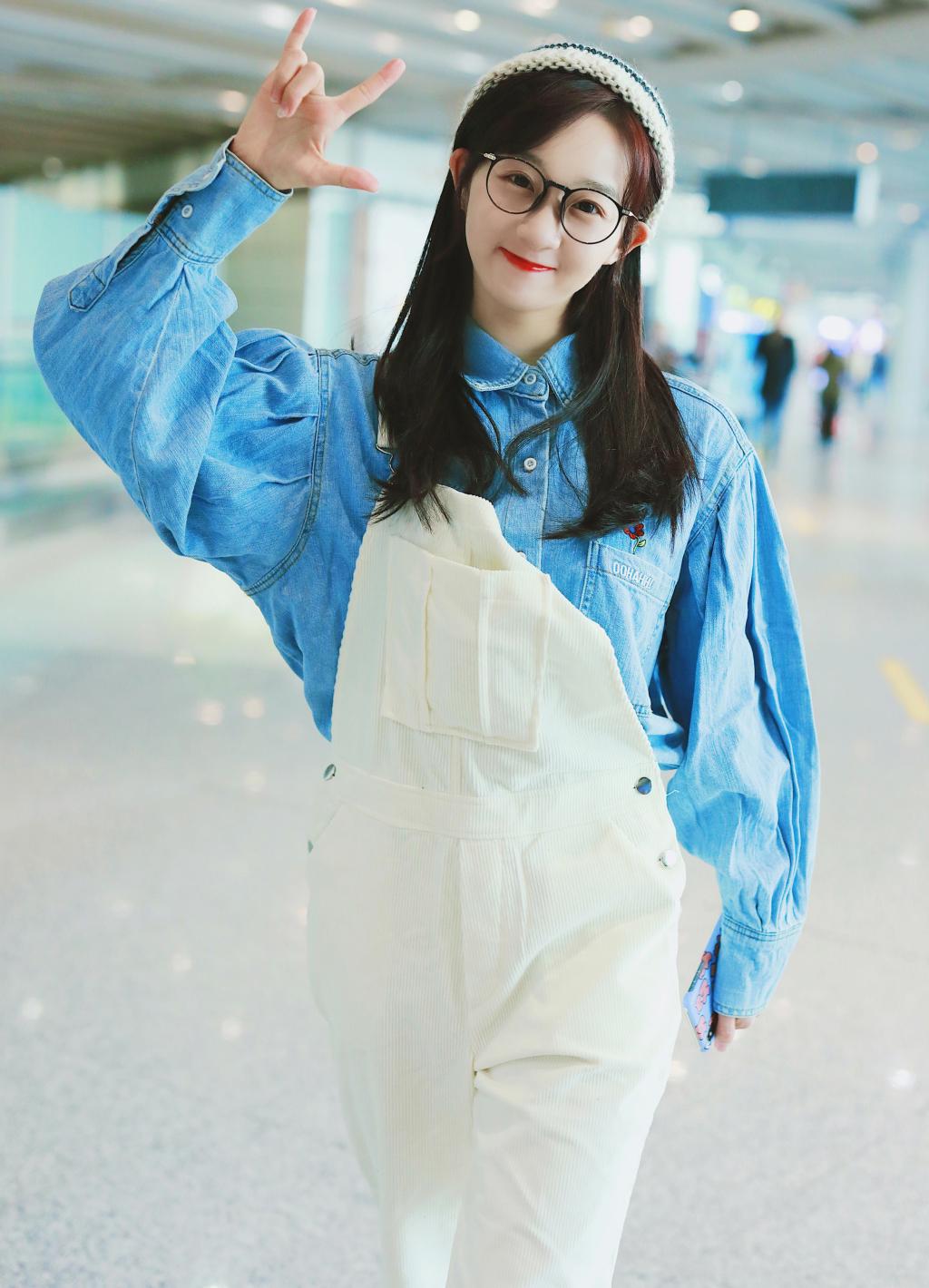 李子璇好保守穿挂脖裙还要配牛仔裤网友幸好动作够俏皮