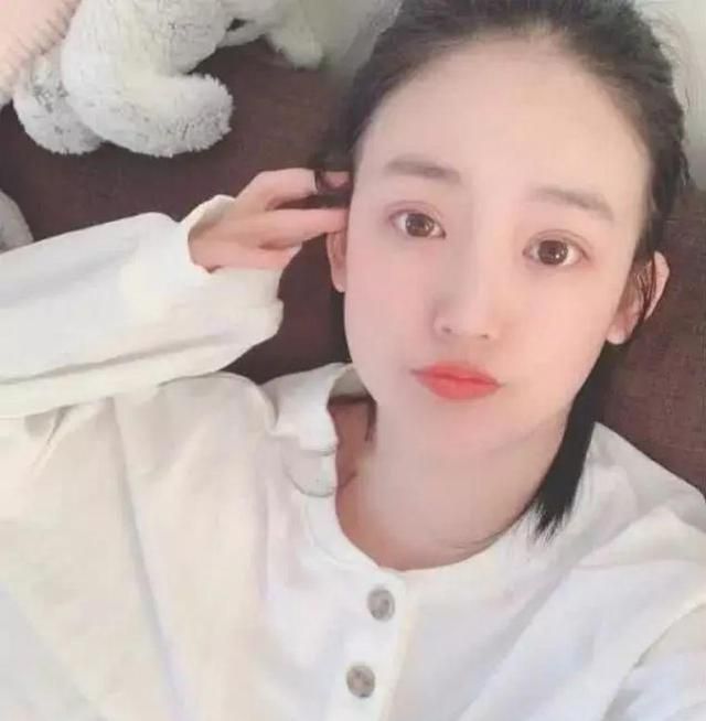 绿地事件后,张雨婷首次现身精品店,同行人拍照露背影