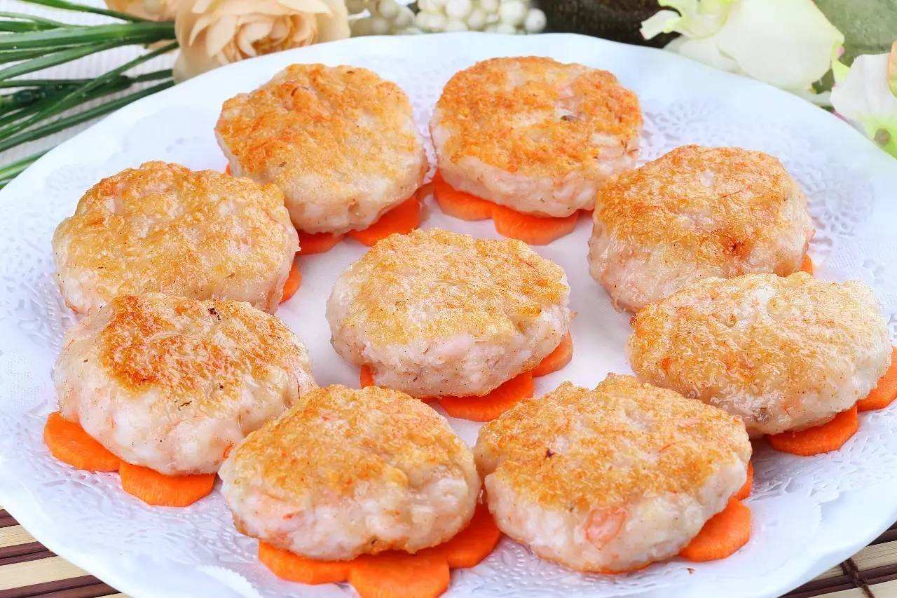 大人和小孩都爱吃的美食"煎虾饼",老厨师:教你好吃的烹饪方法