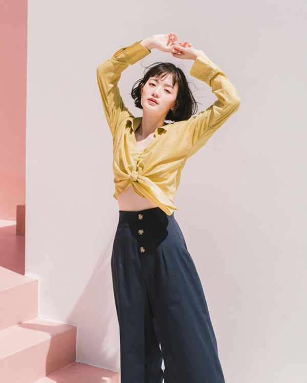 这时候衬衫就出动了,运用了衣摆的两个角,做成了这样能够系成结的版型