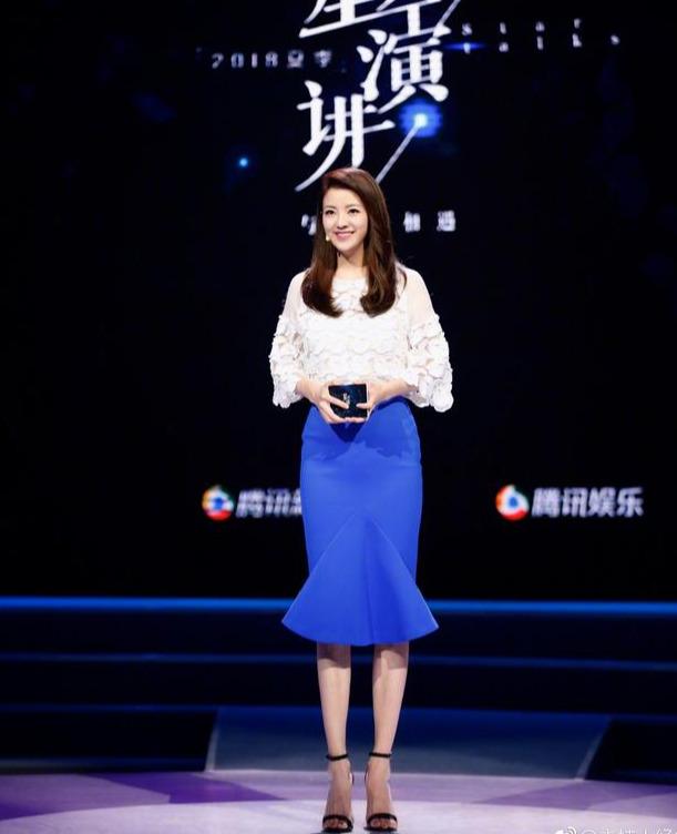 39岁经纬真敢穿,上衣故意剪条缝秀事业线,这打扮主持人里少见