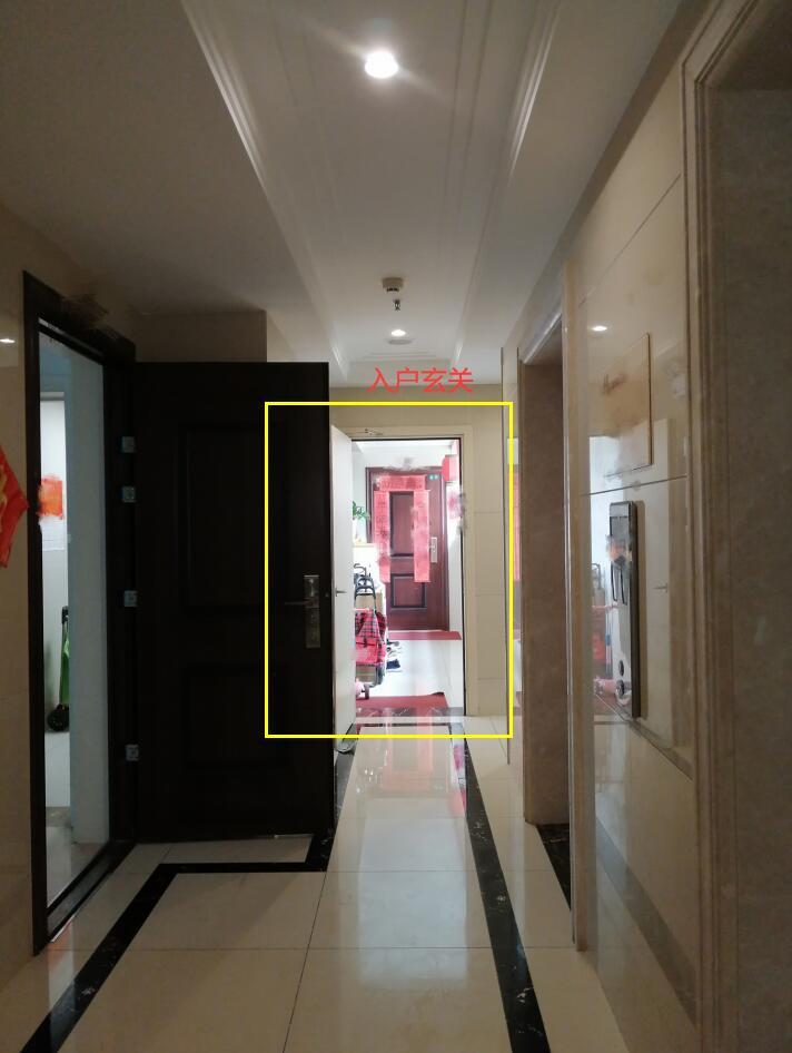 都买两梯四户,我家正对电梯,边户却把走廊当自家玄关用