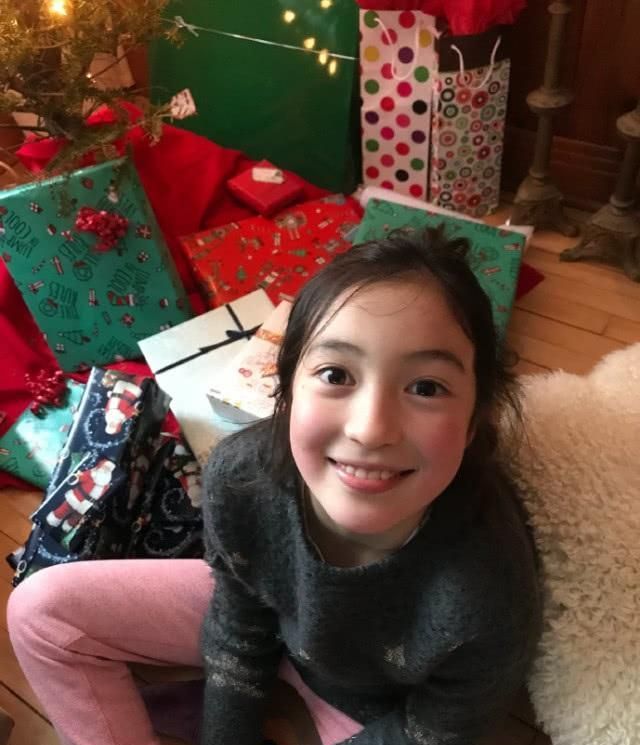 夏克立晒女儿,夏天已是亭亭玉立少女模样,长发披肩