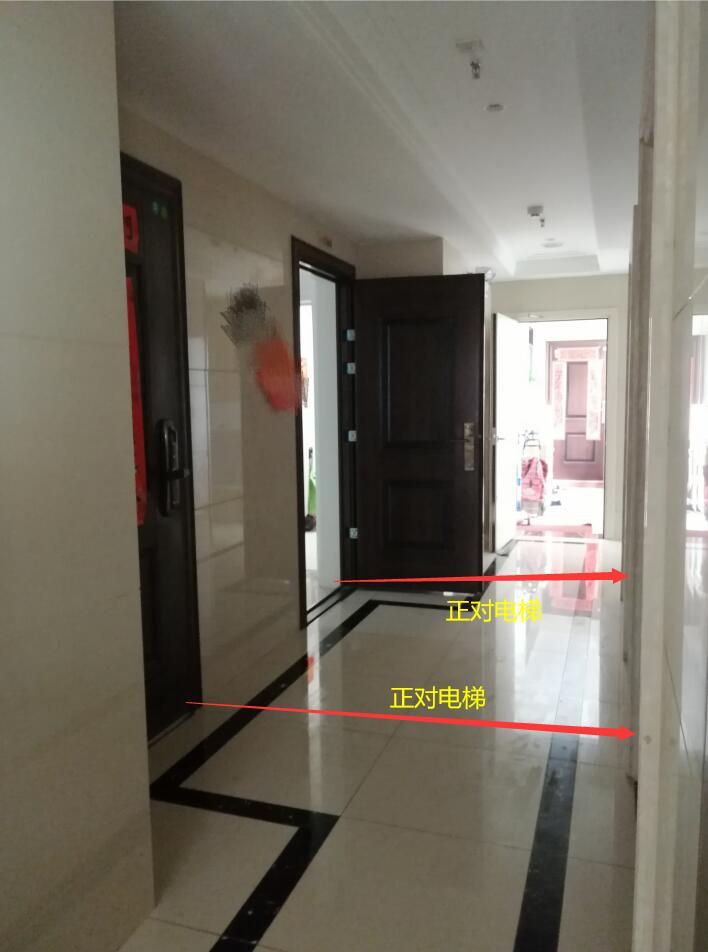 都买两梯四户,我家正对电梯,边户却把走廊当自家玄关用