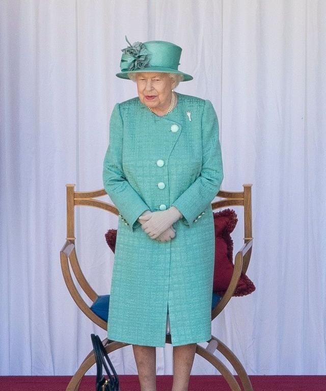 英女王庆94周岁生日,穿孔雀蓝礼裙现身阅兵式,清新活泼状态好