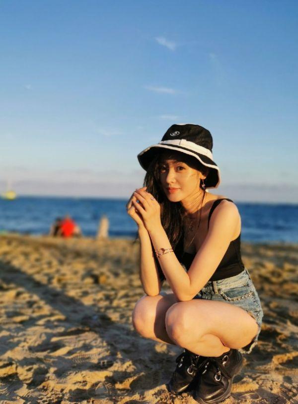 本以为张天爱弯腰更显女人味当看到她挺直腰杆发现自己错了