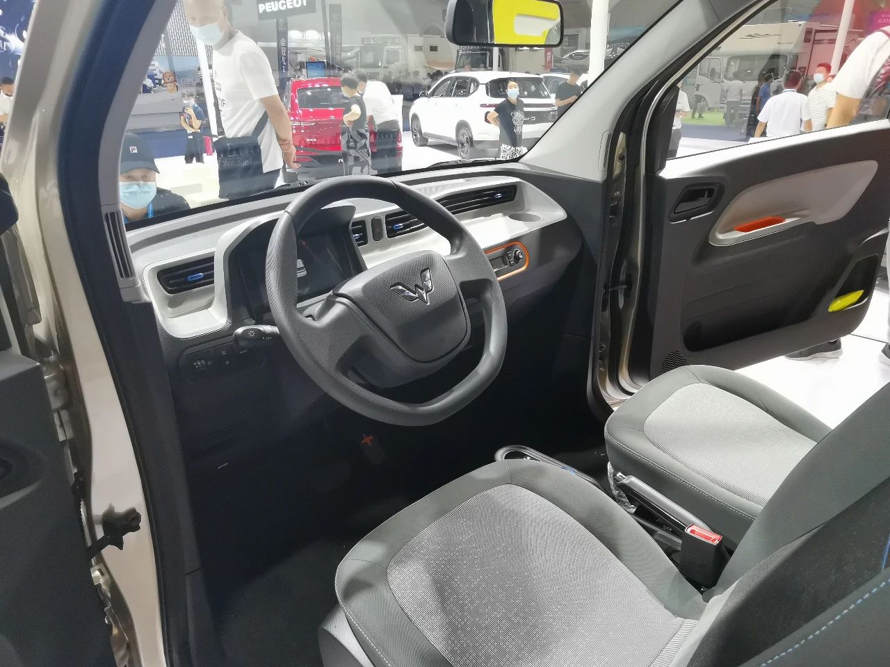 五菱宏光mini ev重庆车展预售,价格只是其受欢迎的一方面