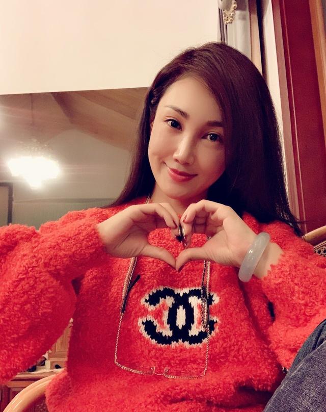 浑身香奈儿太贵气,蒙古之花变阔太