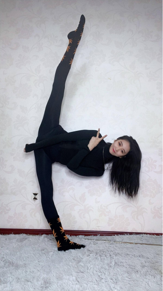 3岁开始学舞蹈拥有优美体态的小葫芦告诉你一字马要这么做