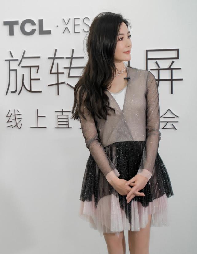 汤晶媚真是人如其名,穿渐变色抹胸轻纱裙,33岁还是少女肌肤