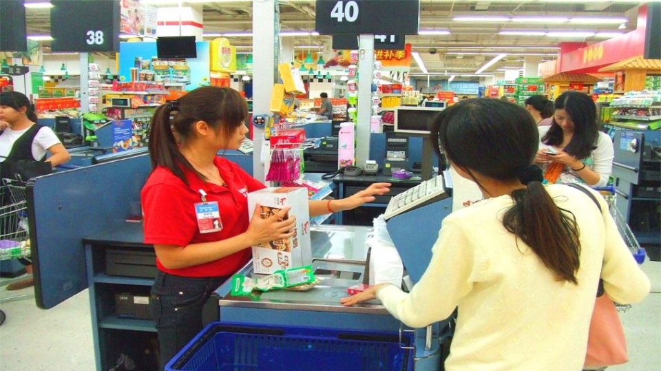 超市营业员工资并不高却依然有人抢着干背后原因很现实
