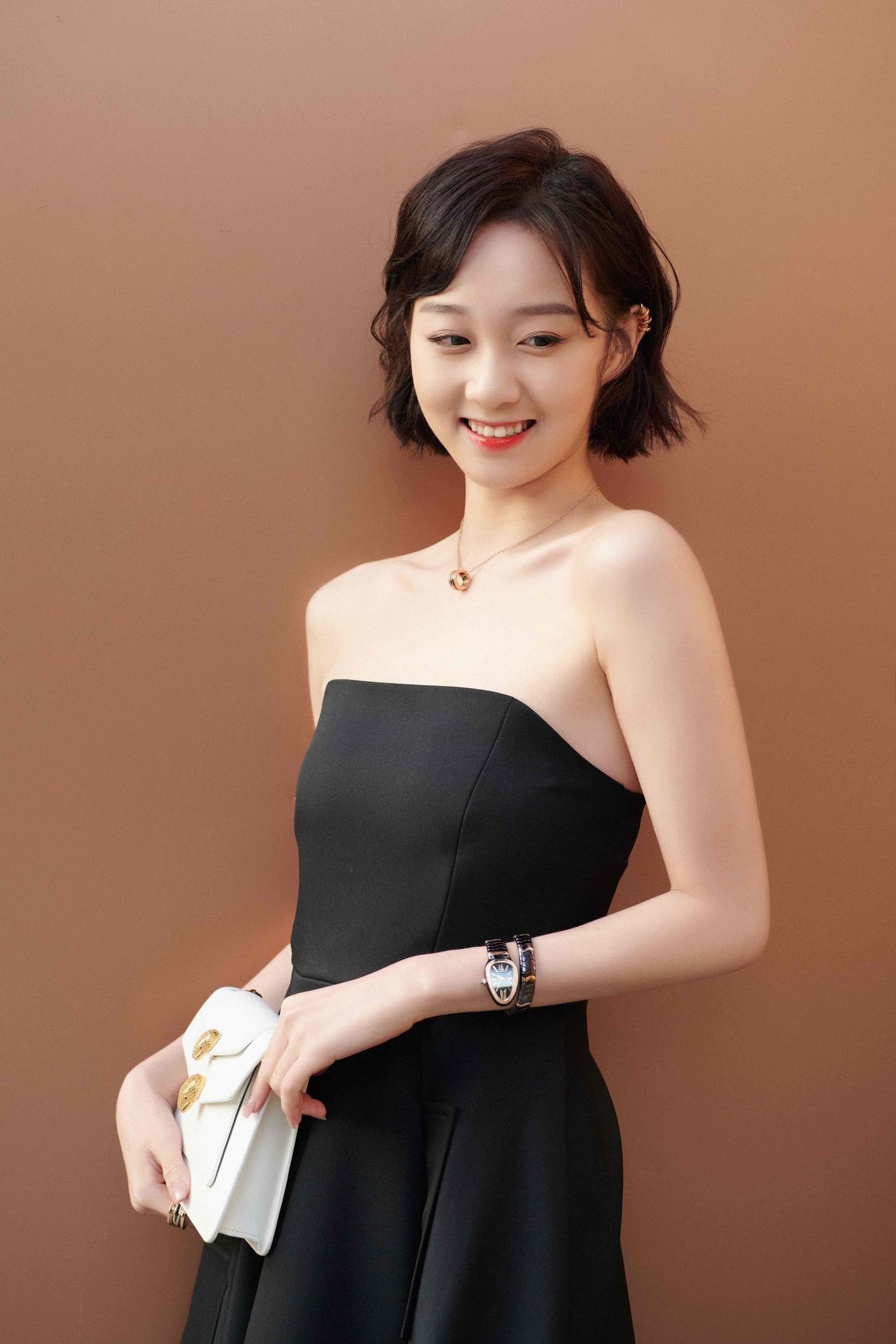 李子璇真"放得开",穿黄色肚兜走机场清凉舒适,精致锁骨惹人羡