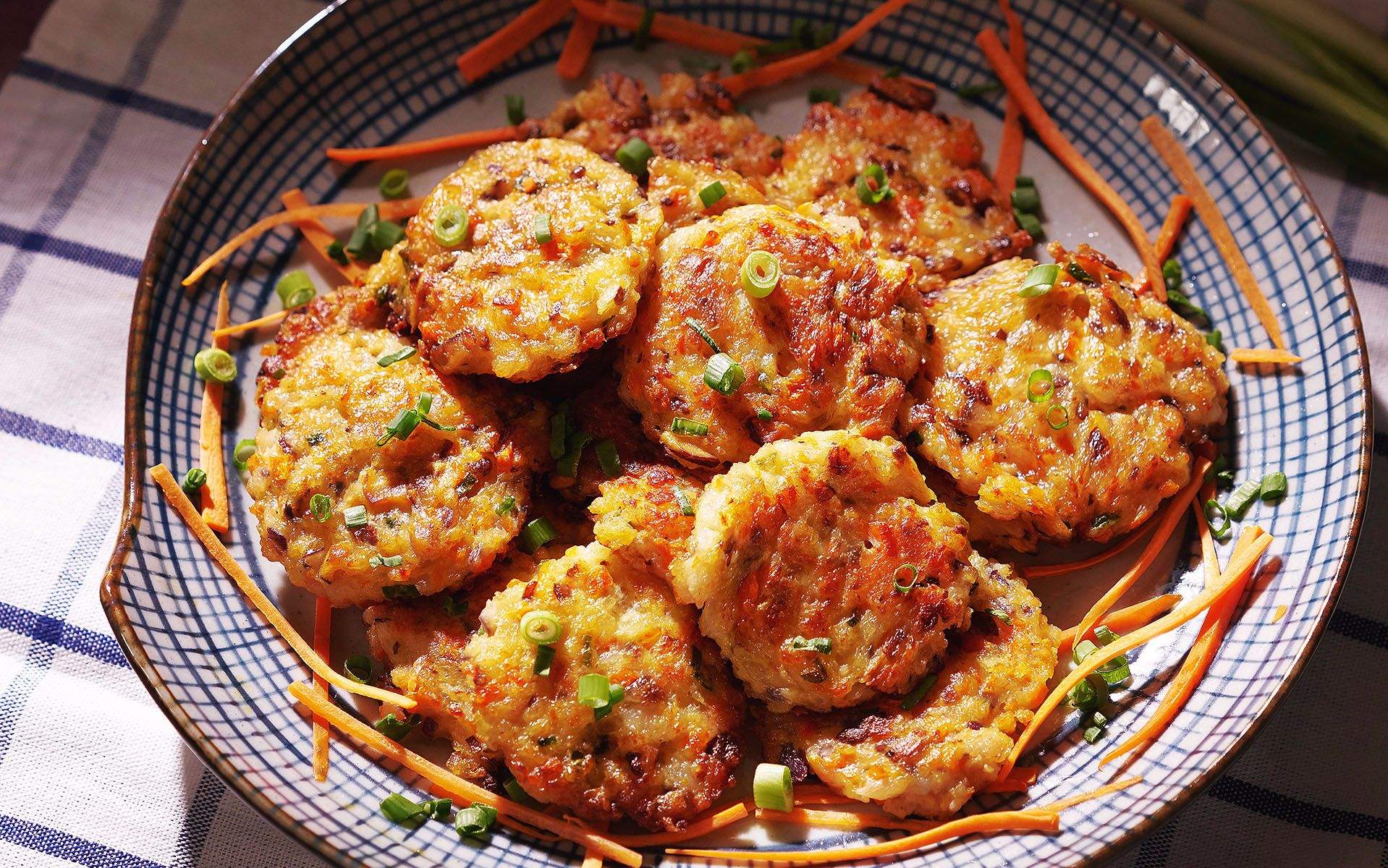 大人和小孩都爱吃的美食"煎虾饼",老厨师:教你好吃的烹饪方法