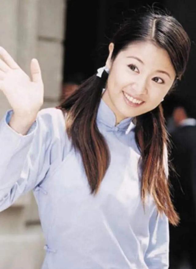 林心如《情深深雨蒙蒙》里饰演的如萍,学生装还是很甜美的,笑靥如花.