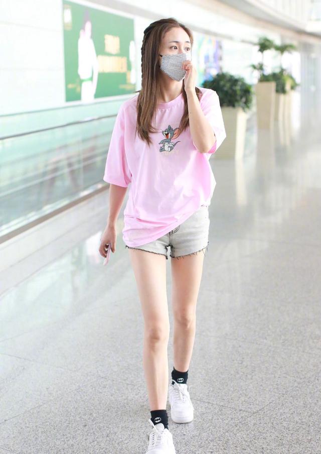 刘芸这一身太给力了,粉色t恤 热裤,38岁照样高调秀美腿