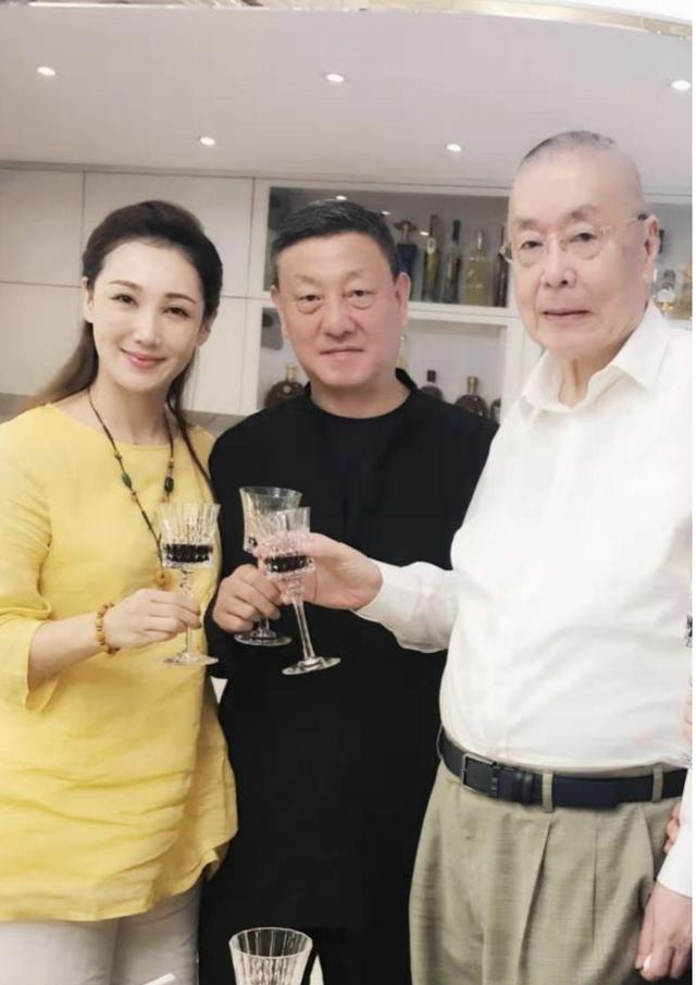 51岁韩磊小16岁娇妻晒自拍!浑身香奈儿太贵气,蒙古之花变阔太