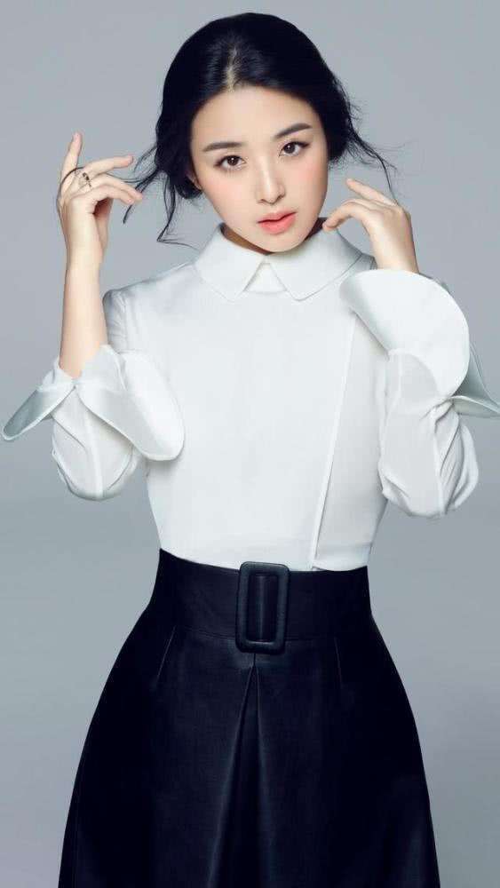 张含韵在《乘风破浪的姐姐》中大秀美背,澄清绯闻一改可爱形象?