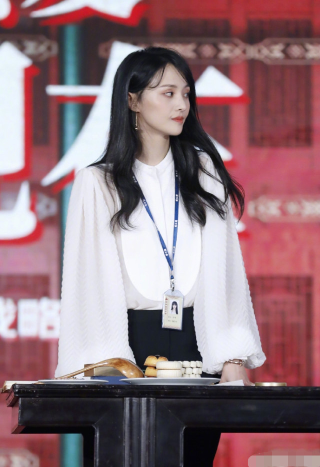 郑爽手撕商务团队之后再次参加节目,造型优雅甜美,再现楚雨荨
