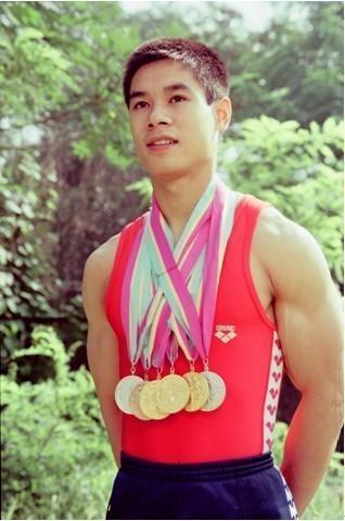 体操王子李宁近况57岁身价上百亿却满头白发妻美儿女颜值高