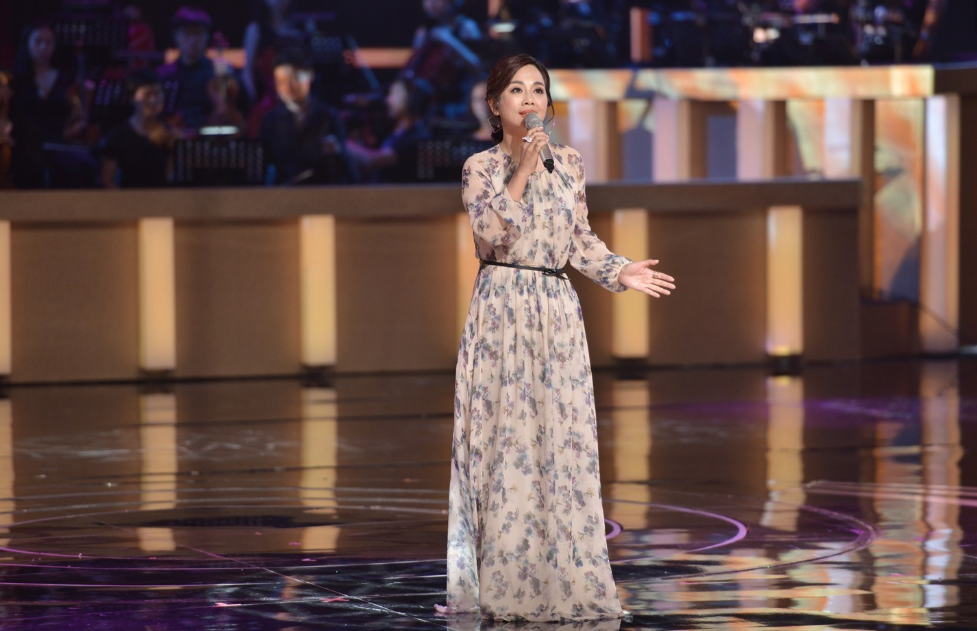 自信姐陈松伶,其实患有郁抑症,与母关系闹僵,被小8岁老公治愈