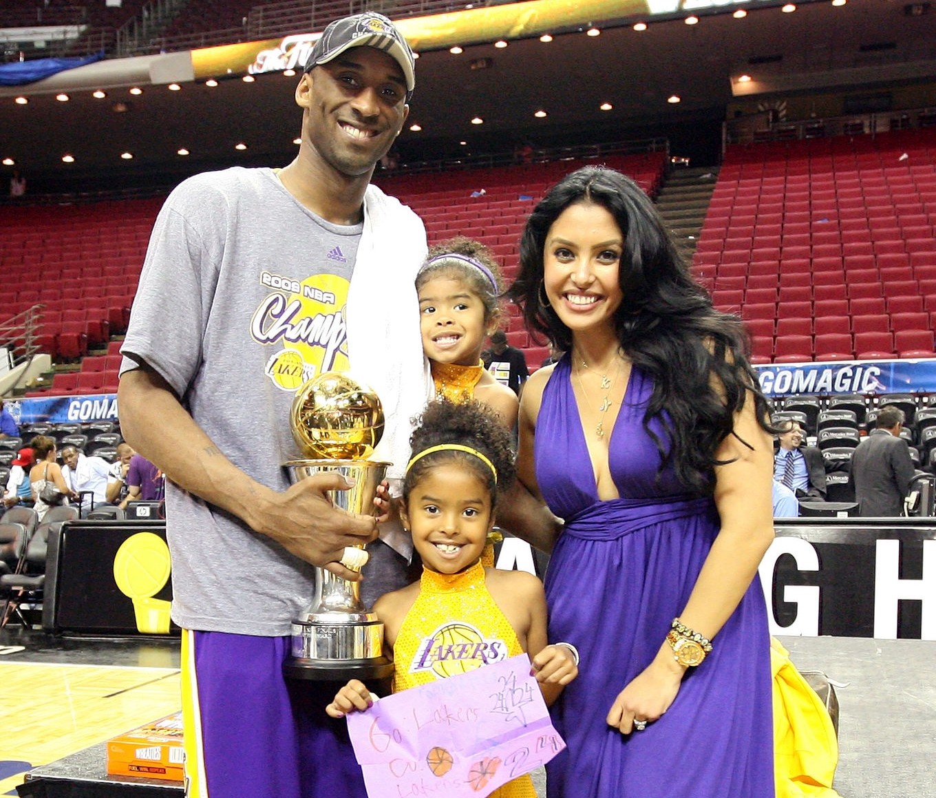 瓦妮莎发视频纪念科比夺取第四冠:心痛并感恩