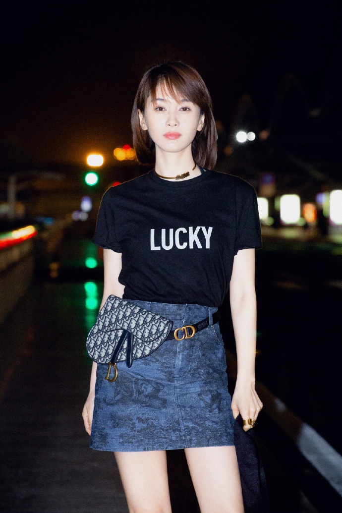 王子文换了长发更俏皮,穿短裙头裹围巾也不嫌热,还是那个曲妖精