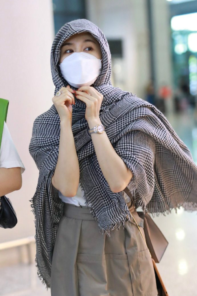 王子文换了长发更俏皮,穿短裙头裹围巾也不嫌热,还是那个曲妖精