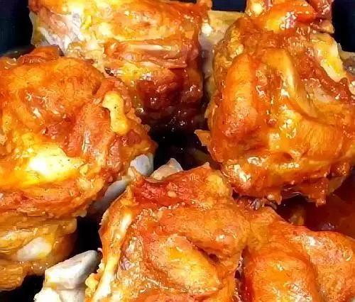 把2斤猪大骨扔进电饭锅里,简单焖一焖,40分钟后比卤猪脚还香