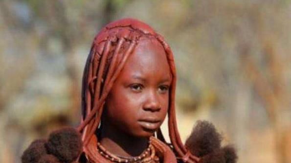 非洲的红泥部落女性以裸为美婚后可拥有多个情人