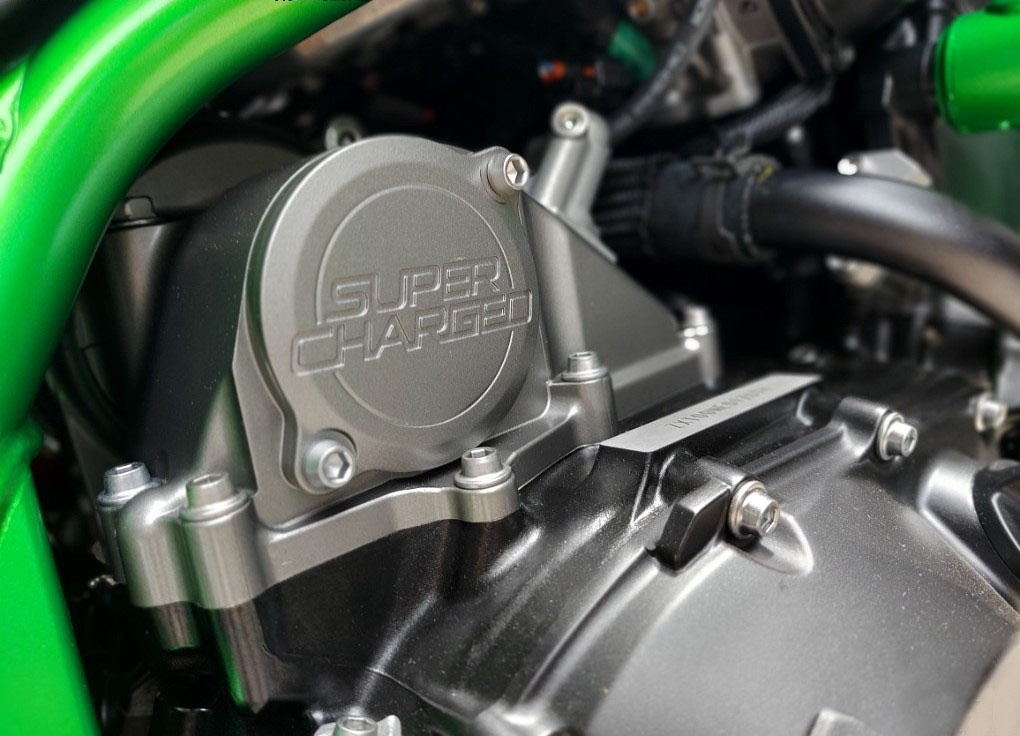 川崎h2的大名享誉全球,暴烈的机械增压发动机虽然排量只有998cc,但是