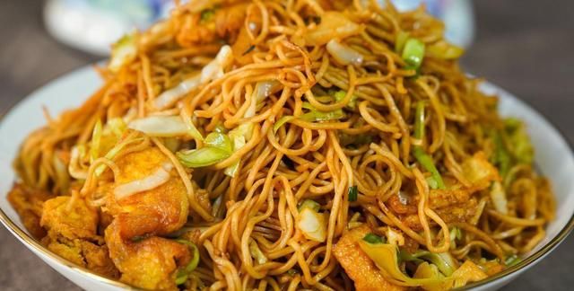 好吃的炒面原来是这样做的,很多厨师都用这种做法