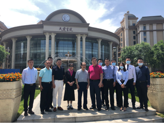 10日,国家统计局原局长张塞及夫人,国家统计局离退休干部局局长傅东海