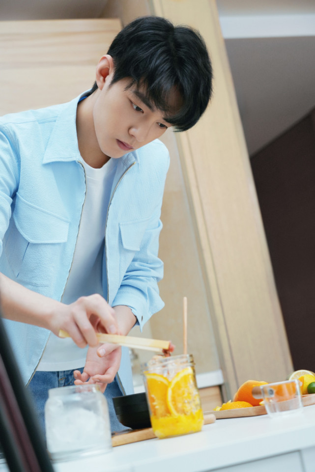 肖战下厨花絮照公开!穿着画风清新十足,满屏都是阳光男孩的味道