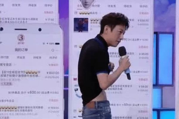 因"童颜"而被忽略的型男,46岁何炅大秀腹肌,彭昱畅一脸羡慕