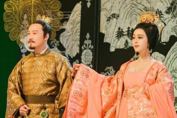 唐玄宗派人把杨玉环接到临潼温泉宫,唐玄宗看到杨玉环之后,马上动了心