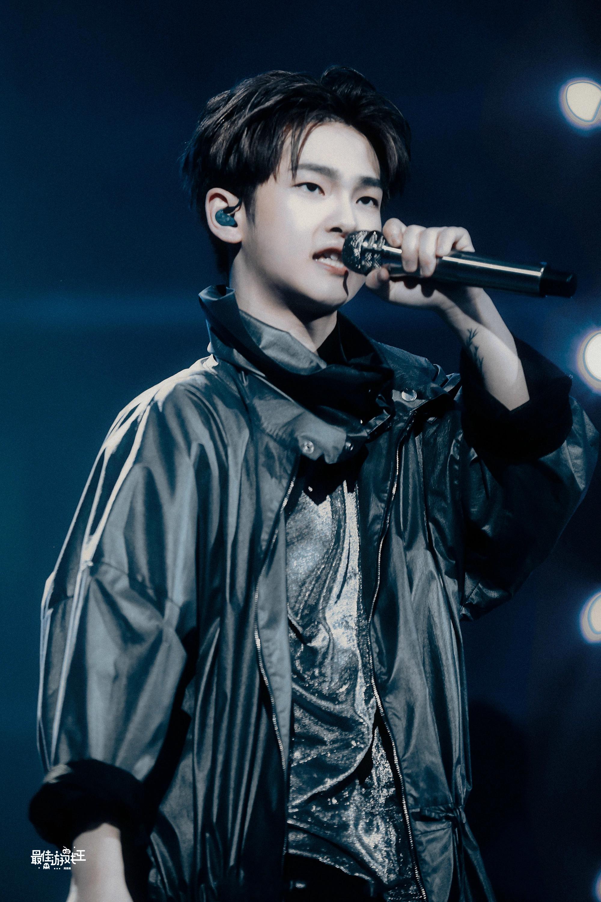 随后,周震南在直播中回应争议,表示:"感谢粉丝的陪伴