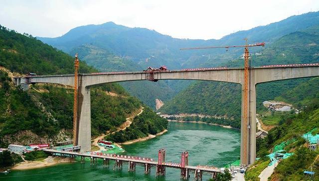 昆明至临沧仅需3小时左右,将结束云南临沧不通铁路的历史,对改善滇中