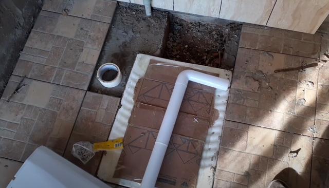 与马桶比,蹲坑安装也太简单了,卫生间水泥齐平铺上瓷砖就完工了