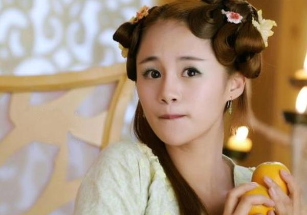 有种"整容"叫《花千骨》糖宝,如今31岁扎双马尾辫,堪称少女
