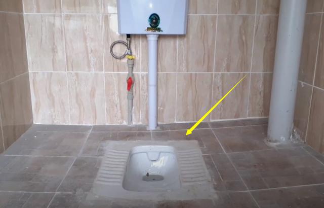 带水箱蹲坑其实更符合人体工学,蹲式上厕所,比马桶坐式上厕所,更有