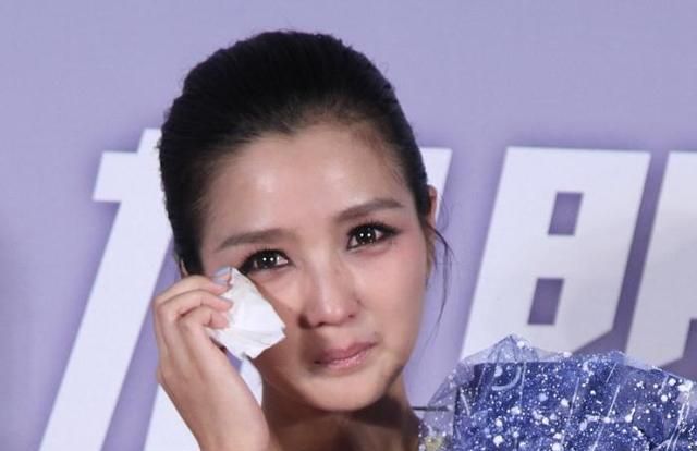 她凭《超女》而走红,离婚再婚后共育4宝,今哭诉养孩子都成问题