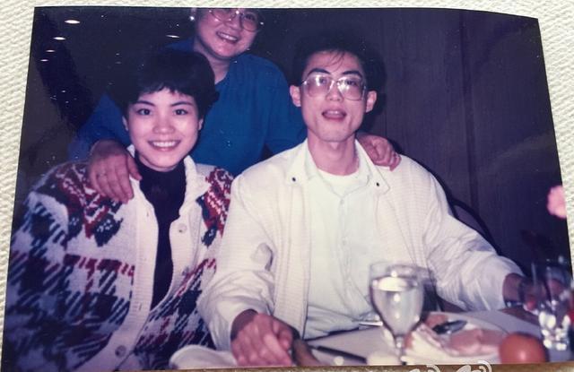 王菲同父母合影罕见曝光,爸爸儒雅妈妈高贵,一家四口开心吃西餐