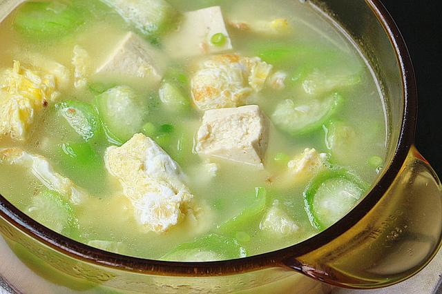 适合夏天喝的丝瓜豆腐煎蛋汤汤汁奶白丝瓜不黑有窍门