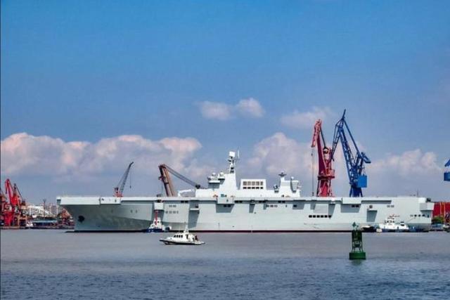 4万吨的075两栖攻击舰搭载20架直升机能升级为航空母舰么