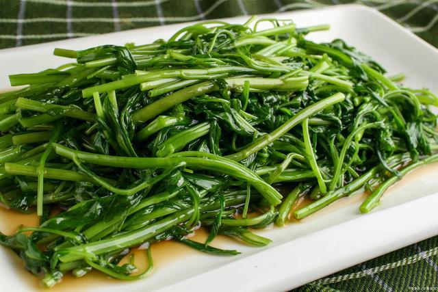 看菜单的时候发现一道菜叫"过江龙",他也不知道这个是什么菜,想着城里