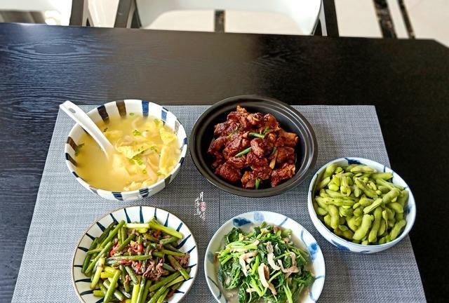 我家的"精致"午餐走红朋友圈,认真吃饭,人生赢家