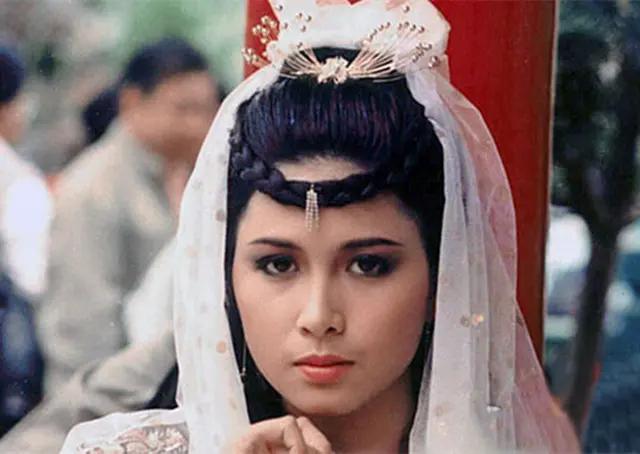 当初,她出演《倚天屠龙记》中"波斯圣女"的小昭一角时,大家更觉得这是