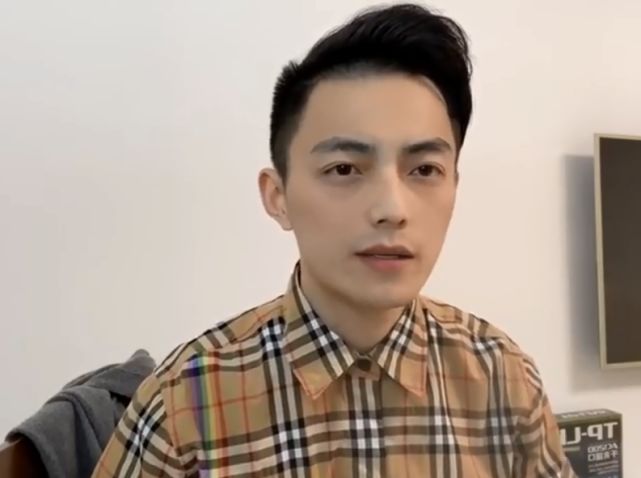 "电竞霍建华"只敢拍侧颜照?看清他的正面颜值,粉丝们不敢睁眼