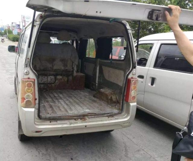 面包车撞上法拉利面包车主一脸平静看看车尾写了什么