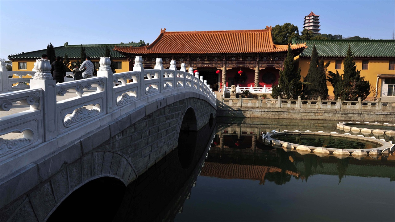 提供斋饭且门票免费的寺庙,有着全球最高的阿弥陀佛像,位于江西